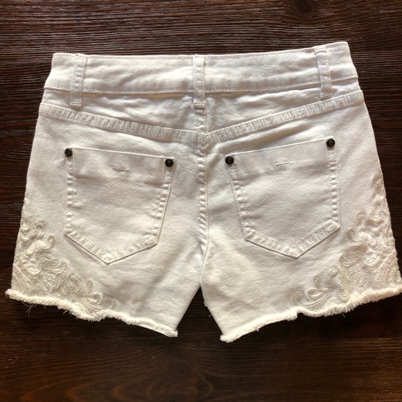Cache White Jean Shorts with Embroidery - Picture 13 of 13